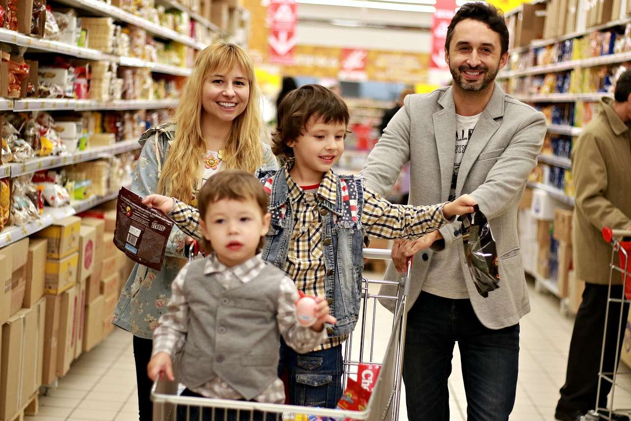 A man with family buying groceries